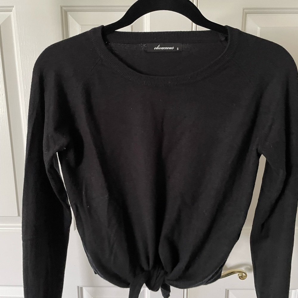 Olivaceous small black sweater